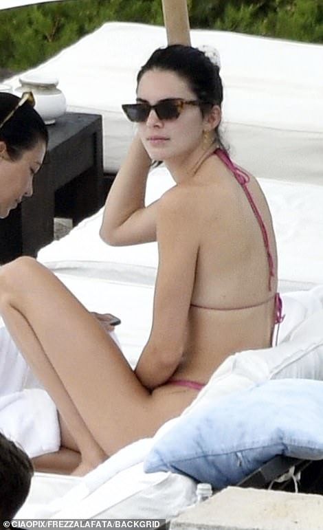 kendall-jenner-kourtney-kardashian-sexy-thefappening-cfd-2 Kendall Jenner Sexy Bikini