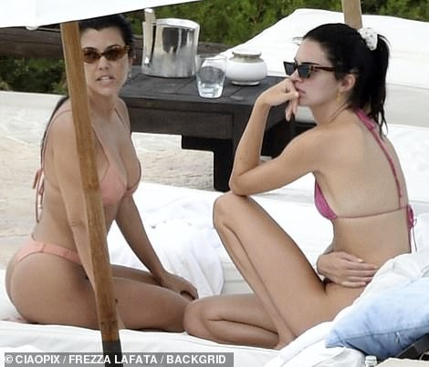 kendall-jenner-kourtney-kardashian-sexy-thefappening-cfd-23 Kendall Jenner & Kourtney Kardashian Hot