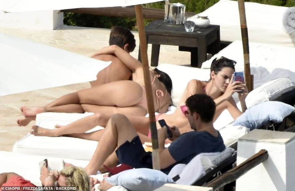 kendall-jenner-kourtney-kardashian-sexy-thefappening-cfd-25 Kendall Jenner & Kourtney Kardashian Bikini Ass