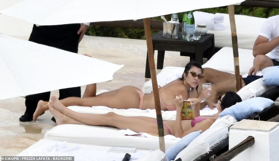 kendall-jenner-kourtney-kardashian-sexy-thefappening-cfd-28 Kendall Jenner & Kourtney Kardashian at Poolside