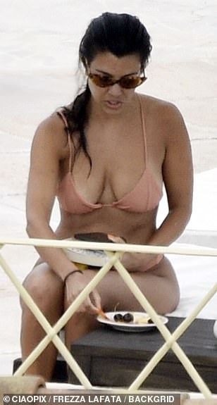 kendall-jenner-kourtney-kardashian-sexy-thefappening-cfd-3 Kourtney Kardashian Big Tits