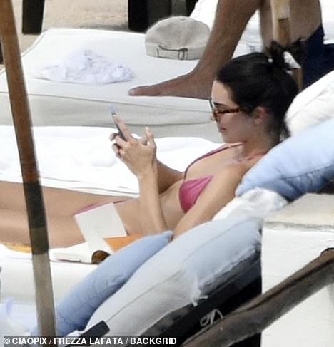 kendall-jenner-kourtney-kardashian-sexy-thefappening-cfd-35 Kendall Jenner Bikini