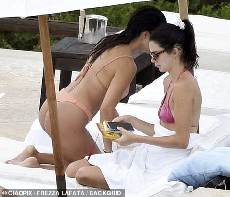 kendall-jenner-kourtney-kardashian-sexy-thefappening-cfd-4 Kendall Jenner & Kourtney Kardashian Sexy
