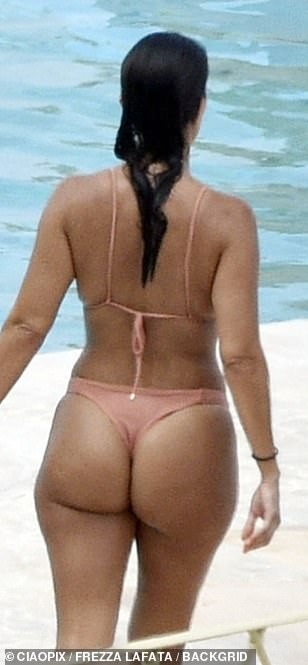 kendall-jenner-kourtney-kardashian-sexy-thefappening-cfd-43 Kourtney Kardashian Big Ass