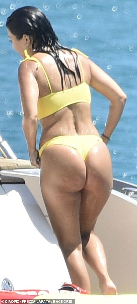 kendall-jenner-kourtney-kardashian-sexy-thefappening-cfd-6 Kourtney Kardashian Ass