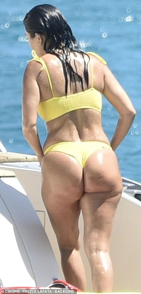 kendall-jenner-kourtney-kardashian-sexy-thefappening-cfd-9 Kourtney Kardashian Big Ass