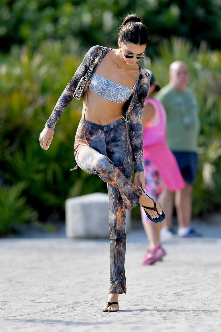 kendall-jenner-sexy-bella-hadid-thefappening-cfd-1 kendall jenner sexy bella hadid thefappening cfd 1