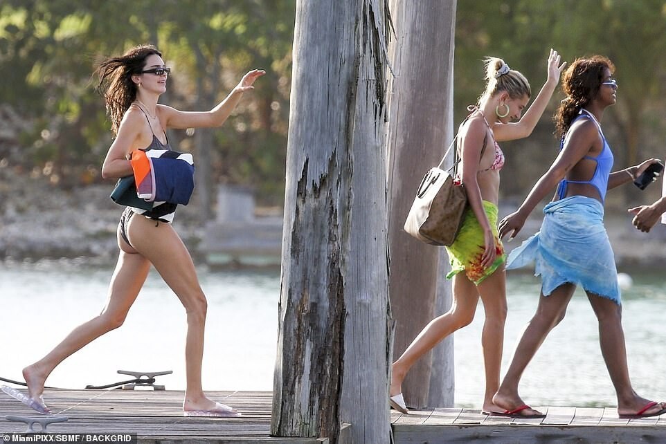 kendall-jenner-sexy-thefappening-cfd-11-1 Kendall Jenner And Hailey Bieber Sexy in Jamaica