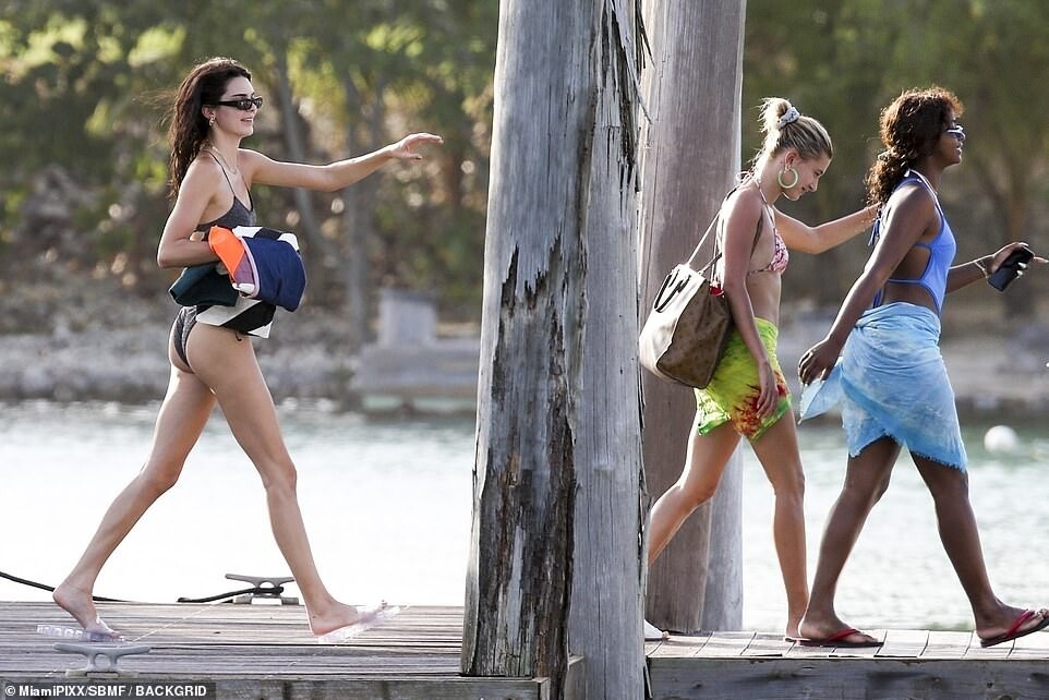 kendall-jenner-sexy-thefappening-cfd-5-1 Kendall Jenner And Hailey Bieber Sexy Bikini