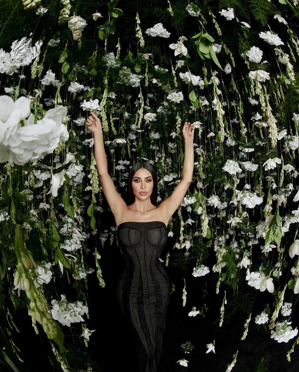 kim-kardashian-barefoot-thefappening-cfd-1 Kim Kardashian See Through Tits