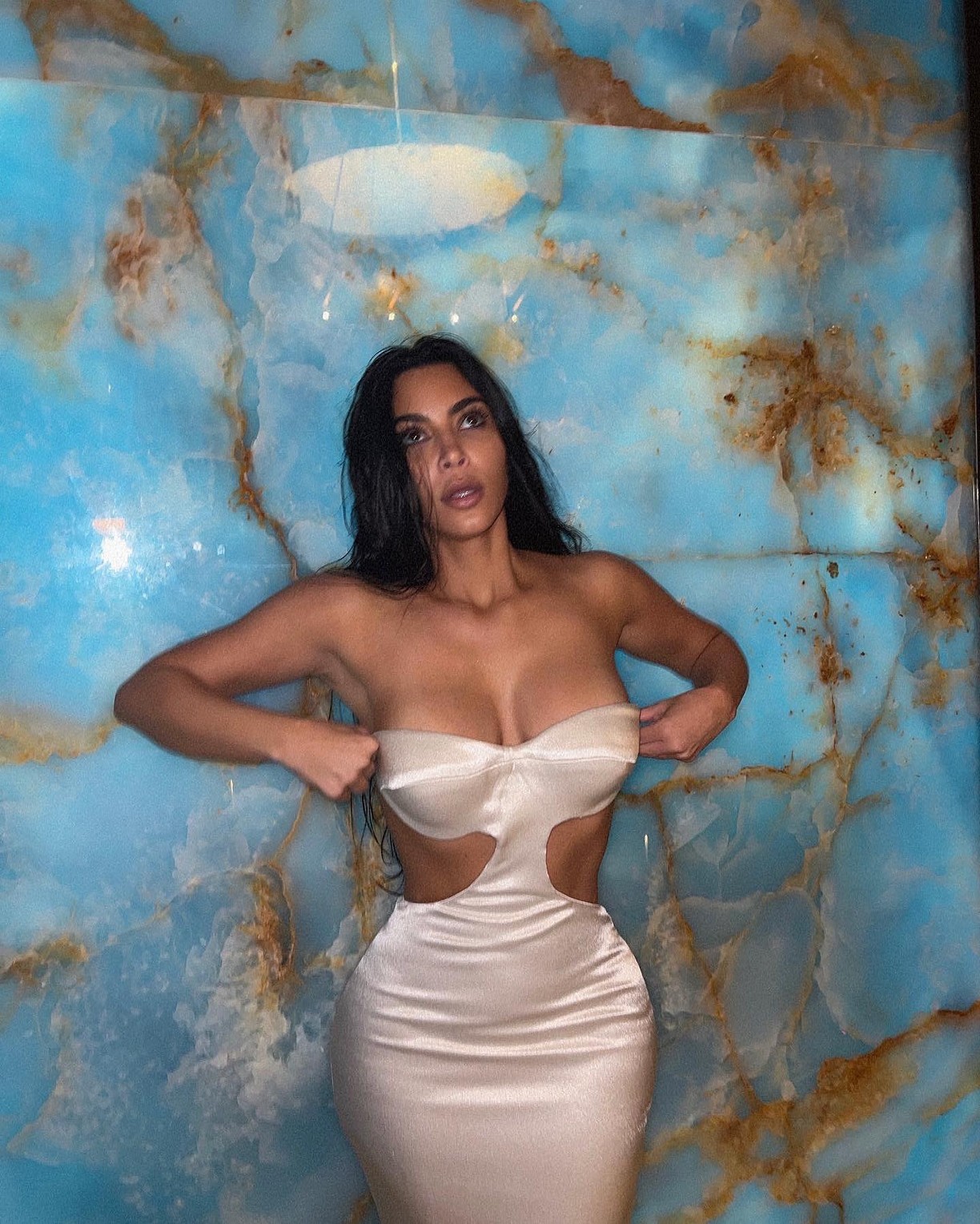kim-kardashian-hot-look-thefappening-pro-6-1 Kim Kardashian Deep Cleavage