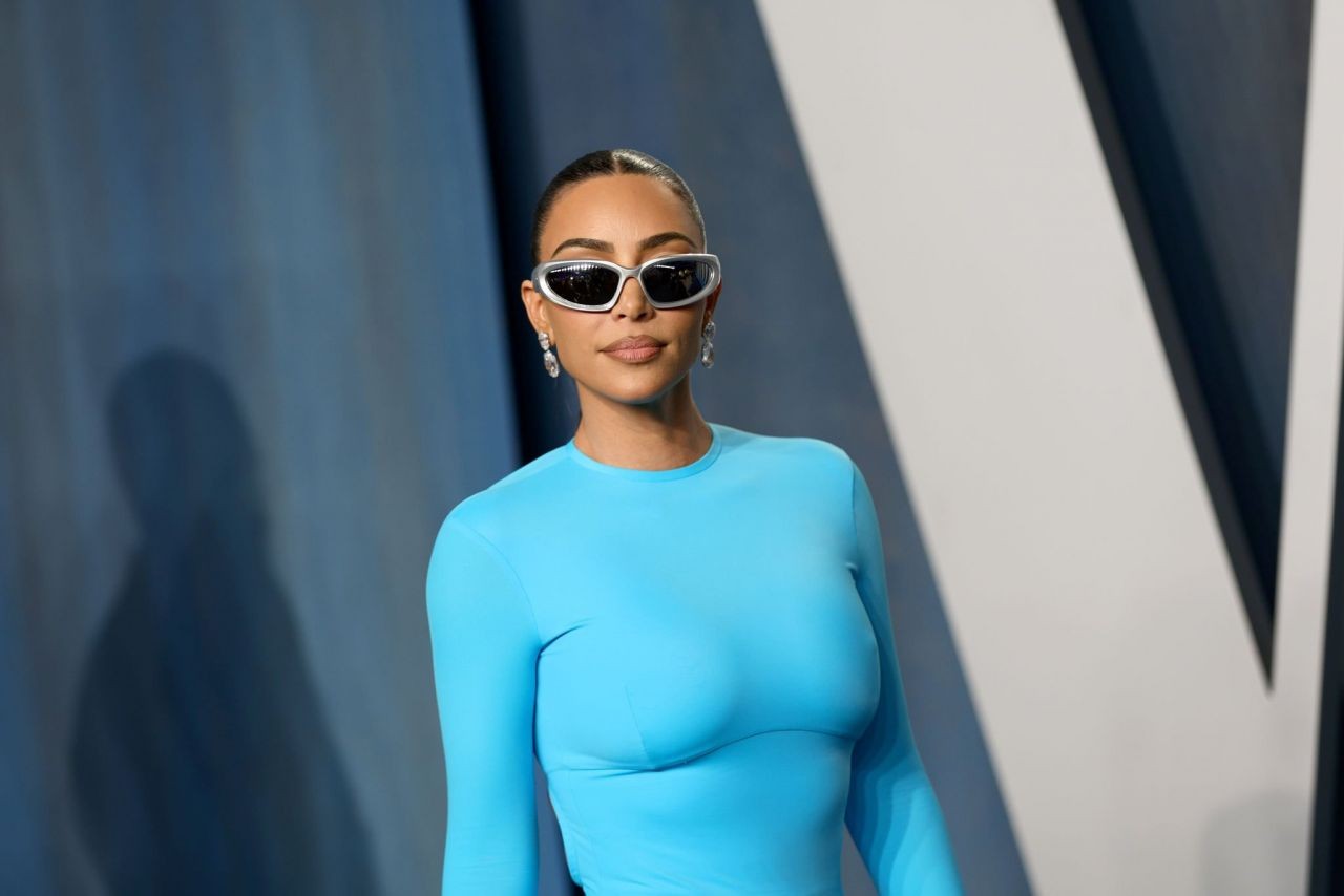 kim-kardashian-in-tight-dress-at-2022-vanity-fair-oscar-party-thefappening-pro-4 Kim Kardashian Tits