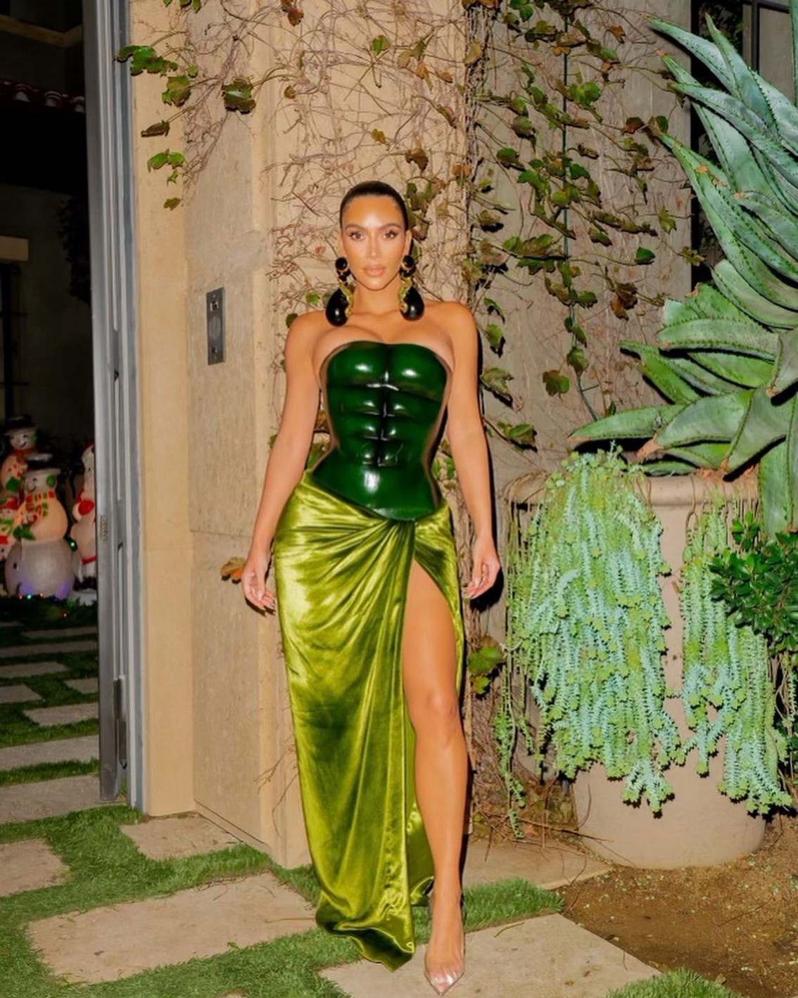 kim-kardashian-sexy-christmas-stealer-thefappening-cfd-9 Kim Kardashian Sexy Dress