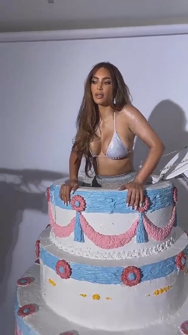 kim-kardashian-sexy-stripper-thefappeningpro-20-1 Kim Kardashian Sexy Stripper