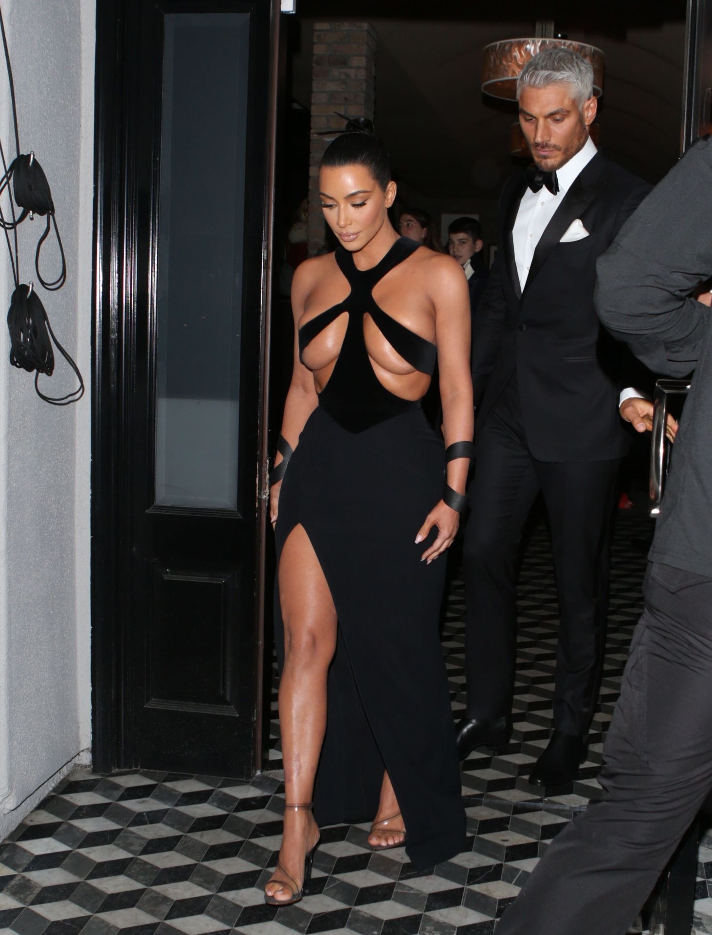 kim-kardashian-topless-beauty-awards-11 kim kardashian topless beauty awards 11