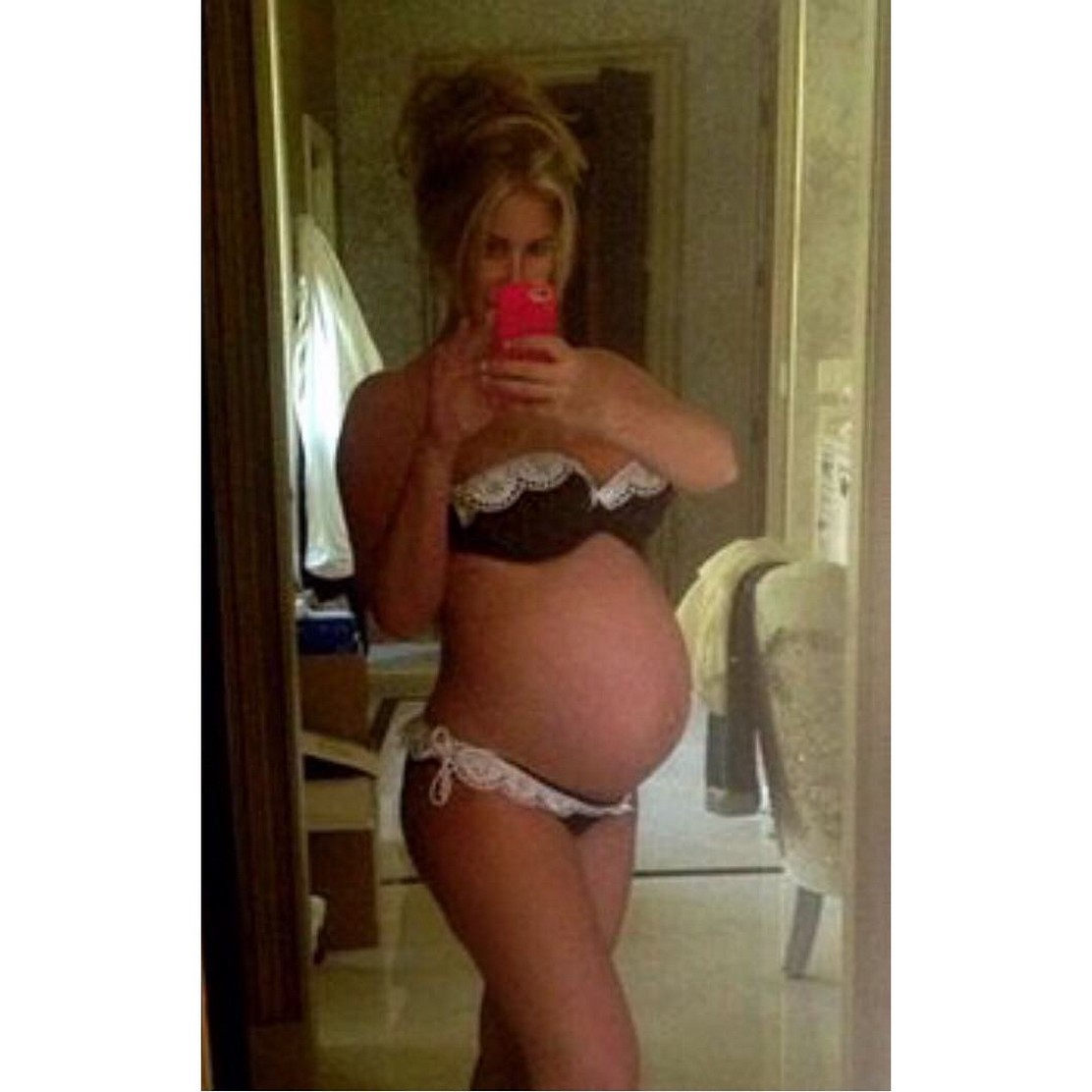 kim-zolciak-biermann-on-selfie-thefappening-cfd-3 Kim Zolciak-Biermann Pregnant