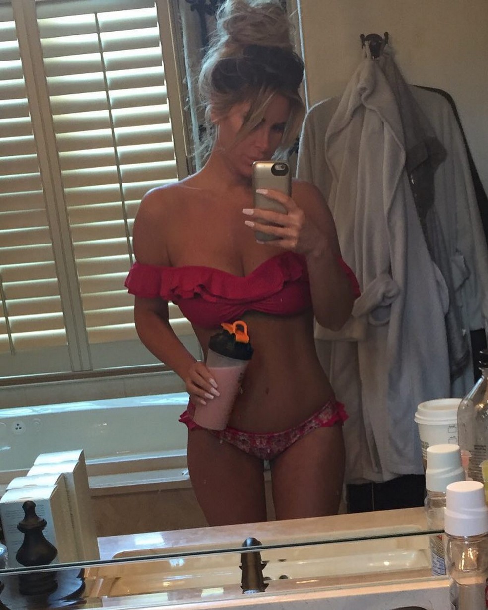 kim-zolciak-biermann-on-selfie-thefappening-cfd-4 Kim Zolciak-Biermann Selfie In Bikini