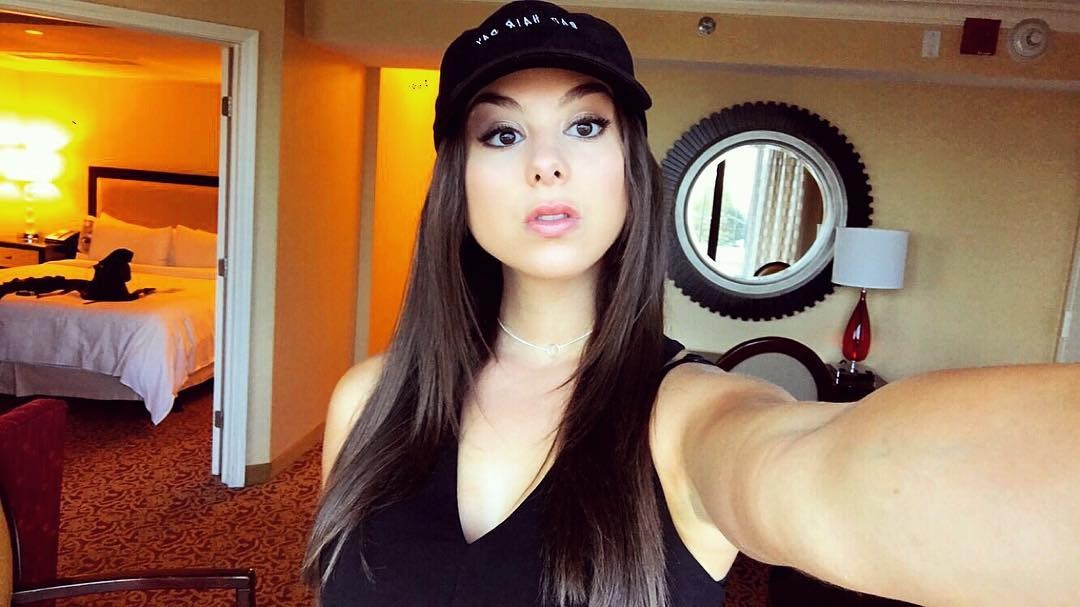kira-kosarin-revealing-selfie-with-girls-1 kira kosarin revealing selfie with girls 1