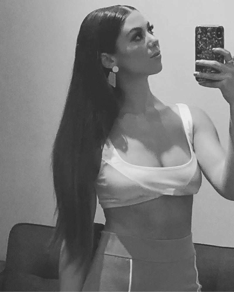 kira-kosarin-revealing-selfie-with-girls-14 kira kosarin revealing selfie with girls 14