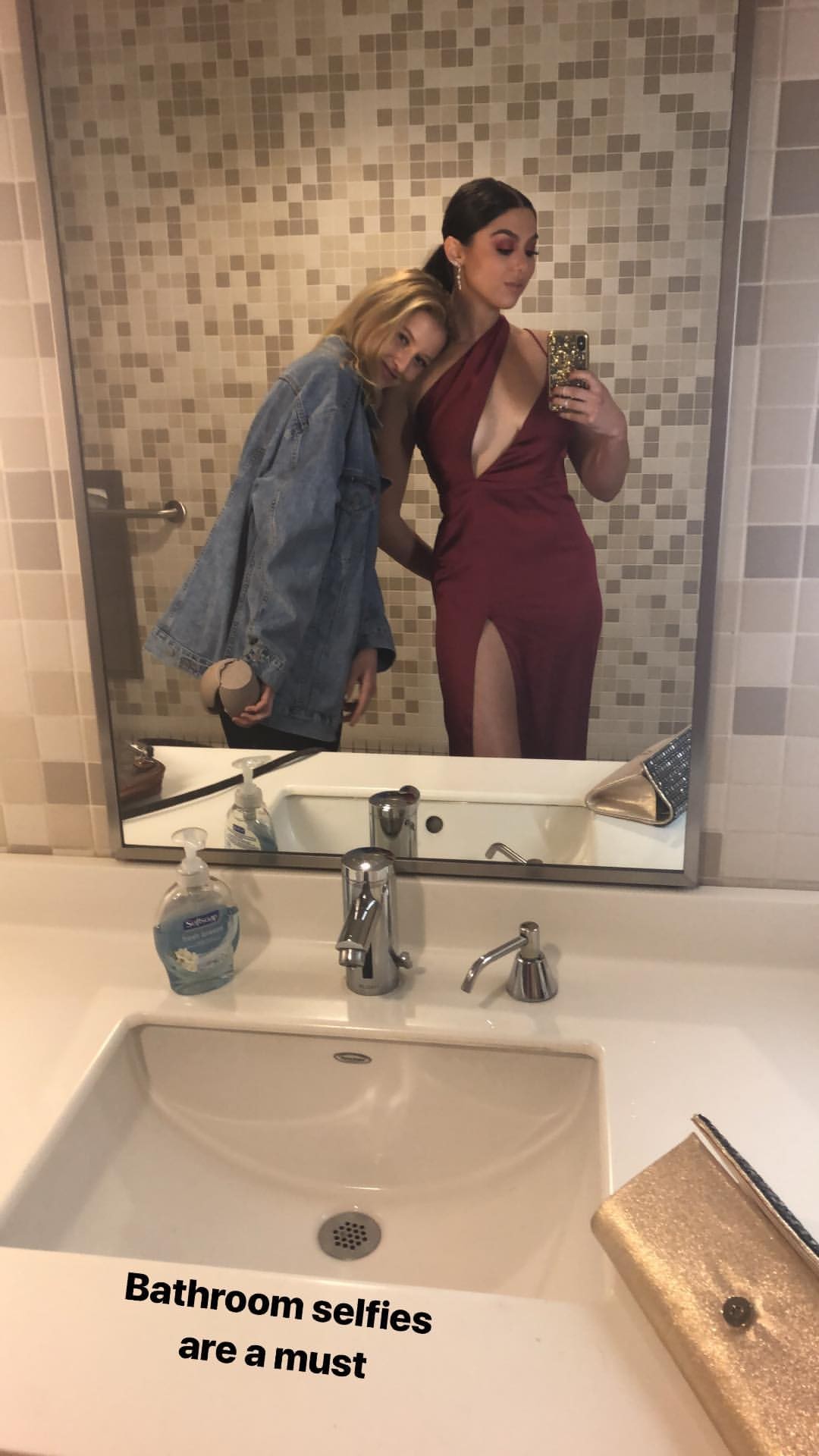 kira-kosarin-revealing-selfie-with-girls-20 kira kosarin revealing selfie with girls 20