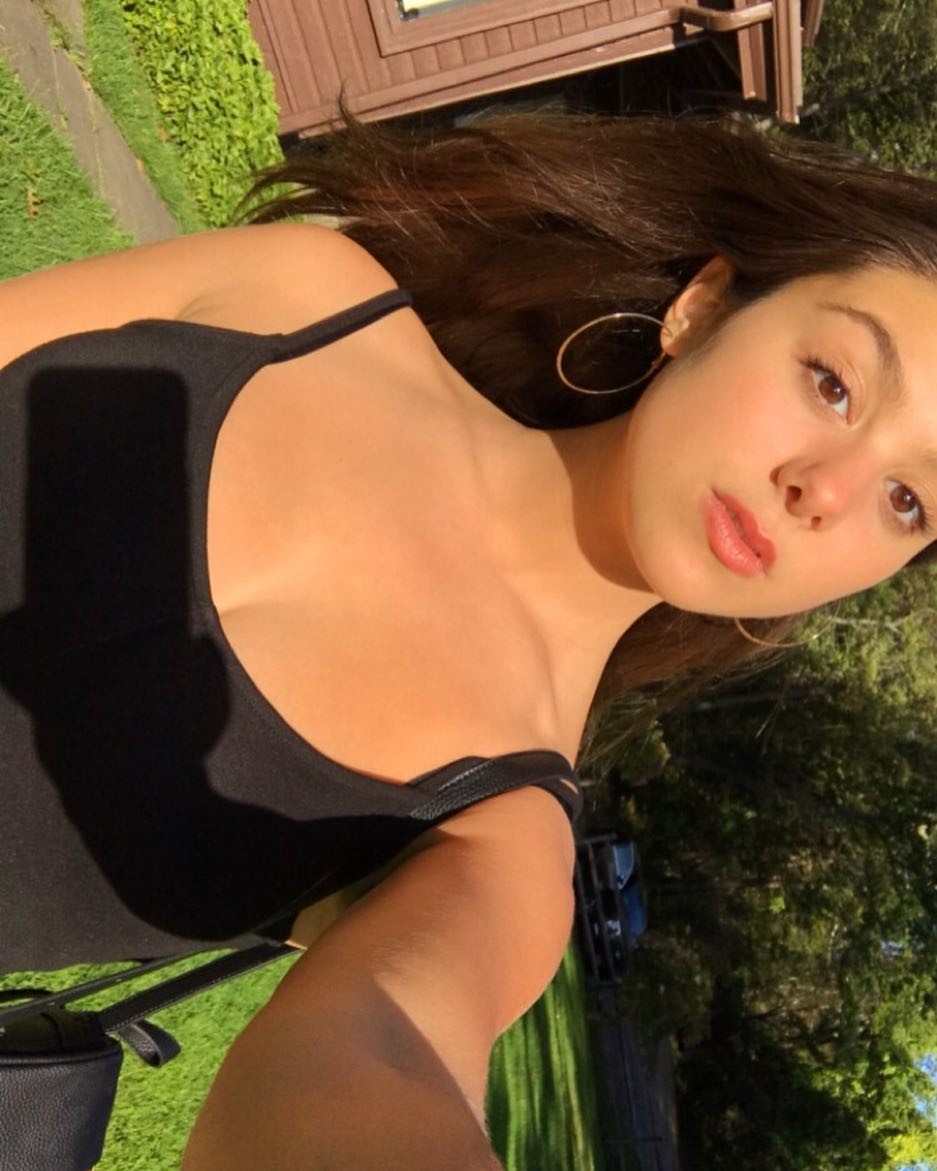 kira-kosarin-revealing-selfie-with-girls-4 kira kosarin revealing selfie with girls 4