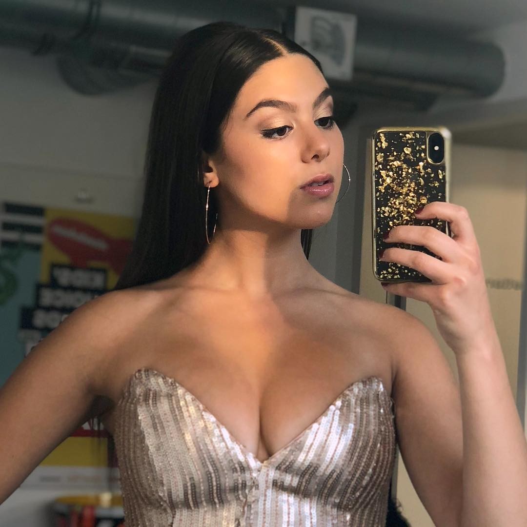 kira-kosarin-revealing-selfie-with-girls-8 kira kosarin revealing selfie with girls 8