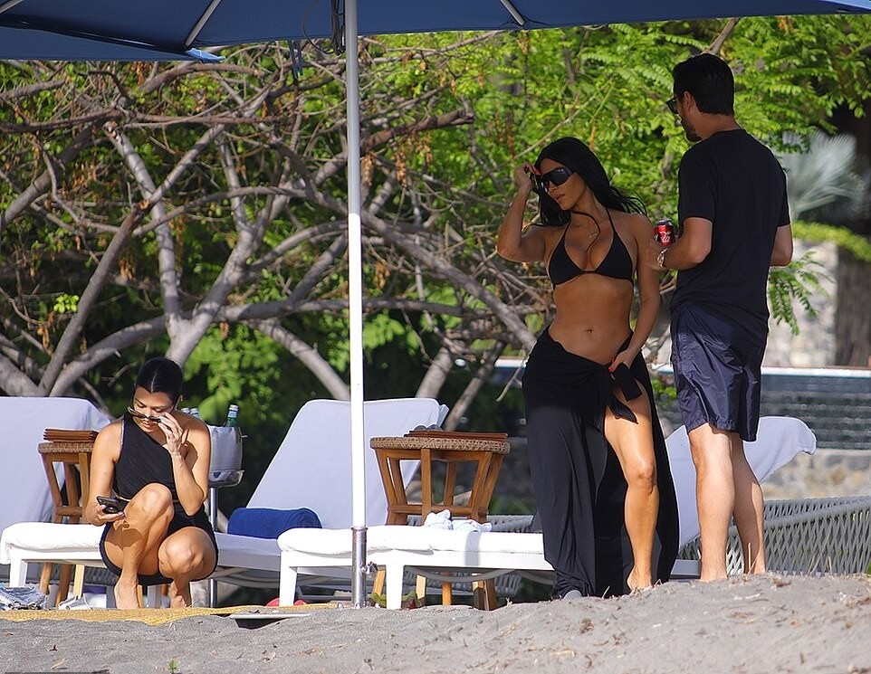 kourtney-kardashian-sexy-in-costa-rica-10 kourtney kardashian sexy in costa rica 10
