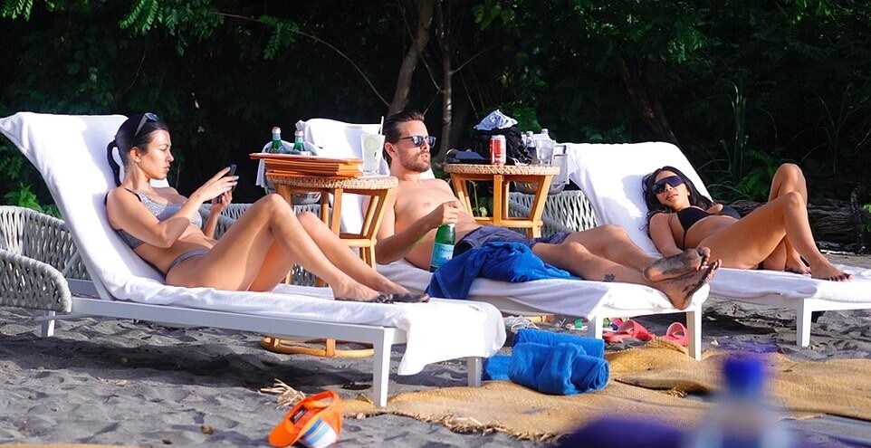 kourtney-kardashian-sexy-in-costa-rica-6 kourtney kardashian sexy in costa rica 6