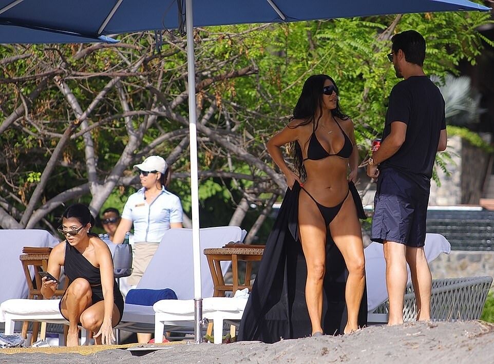 kourtney-kardashian-sexy-in-costa-rica-8 kourtney kardashian sexy in costa rica 8