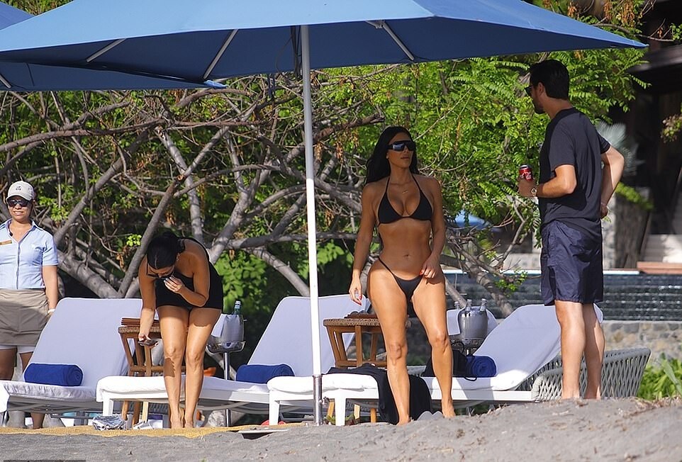 kourtney-kardashian-sexy-in-costa-rica-9 kourtney kardashian sexy in costa rica 9