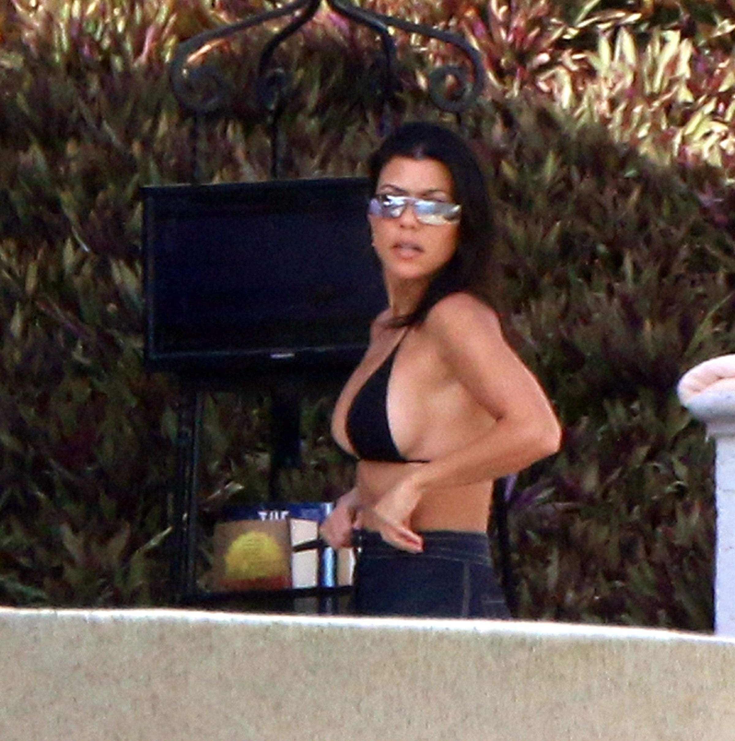 kourtney-kardashian-sofia-richie-bikini-19 kourtney kardashian sofia richie bikini 19
