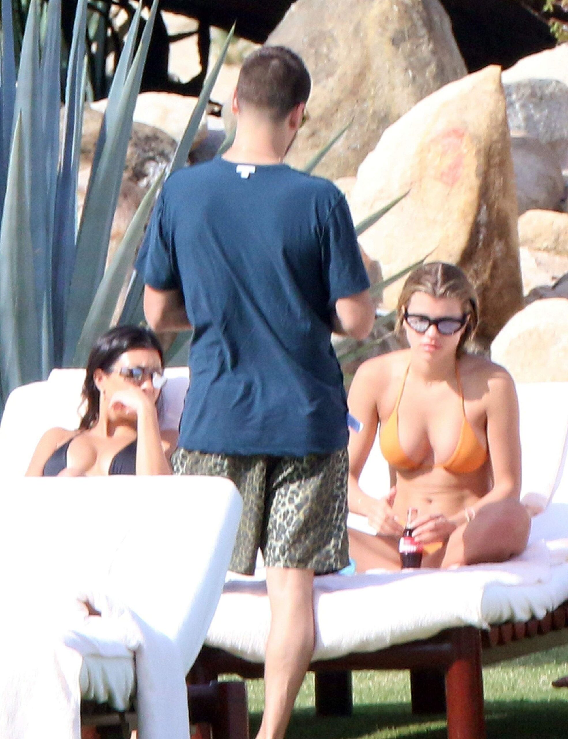 kourtney-kardashian-sofia-richie-bikini-40 kourtney kardashian sofia richie bikini 40 scaled