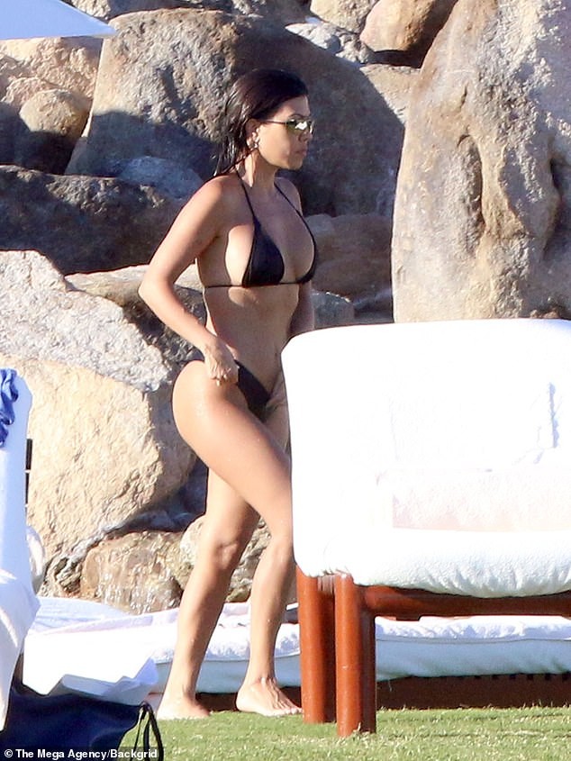 kourtney-kardashian-sofia-richie-bikini-47 kourtney kardashian sofia richie bikini 47