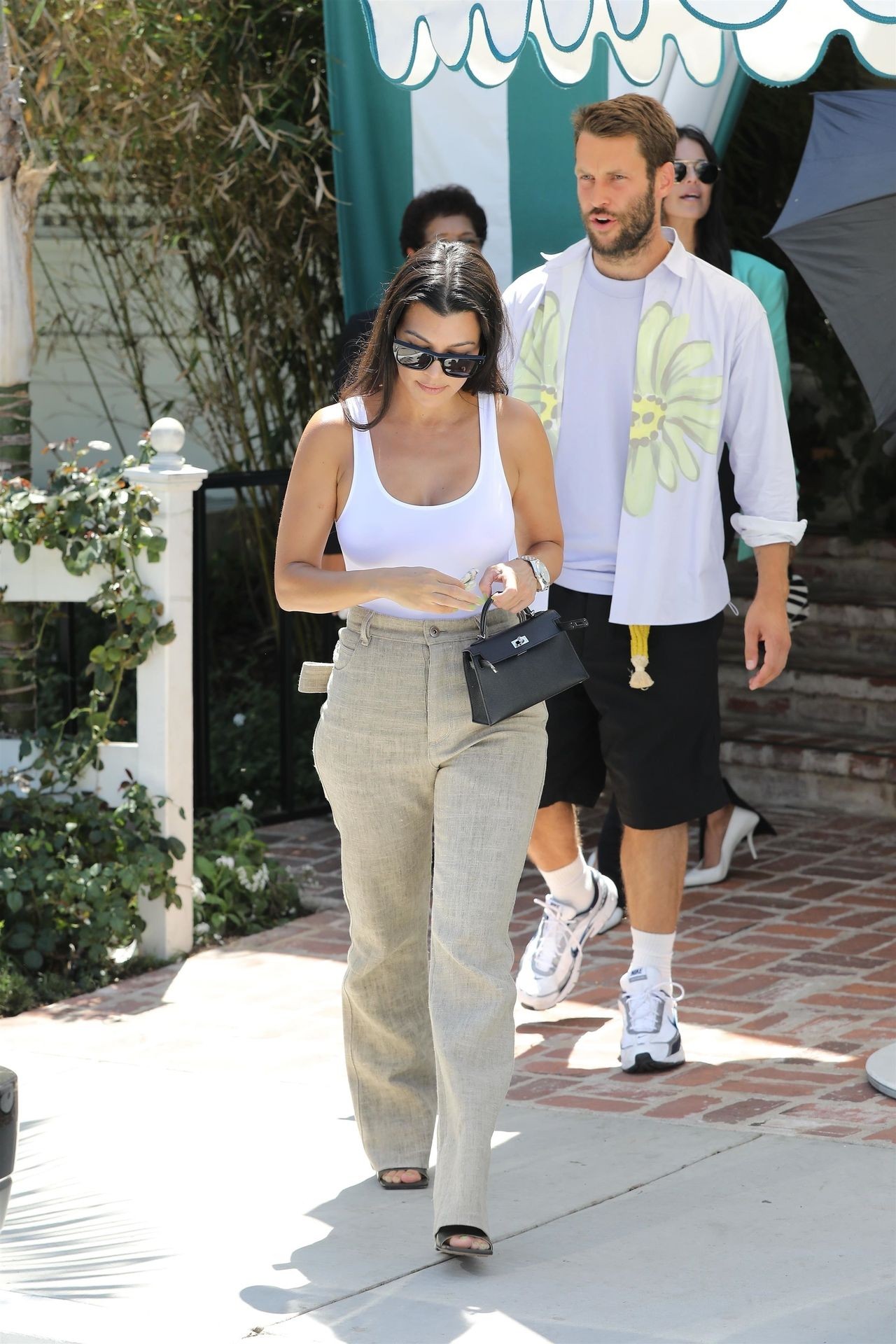 kourtney-kardashian-tits-in-la-thefappening-cfd-1 kourtney kardashian tits in la thefappening cfd 1