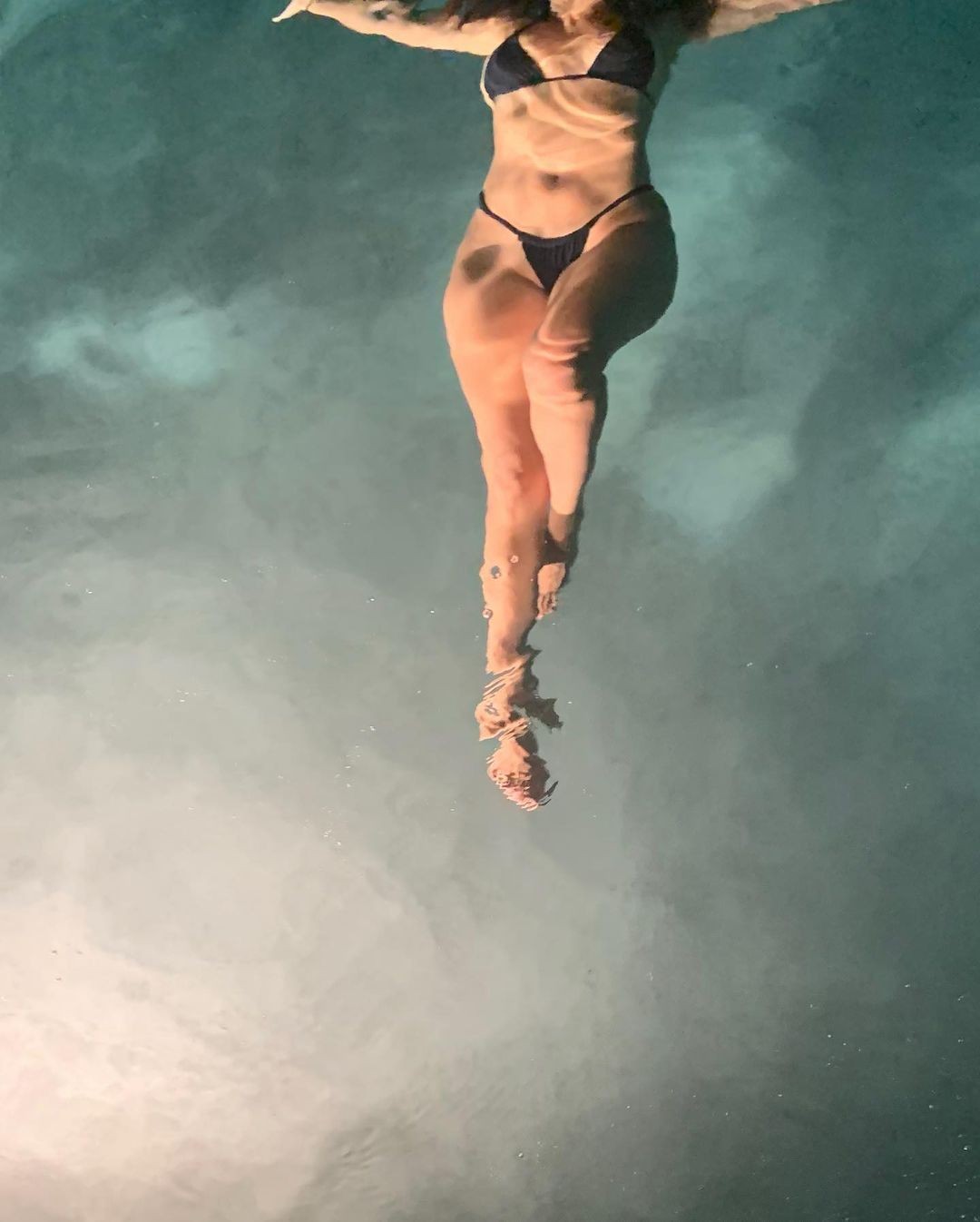 kourtney-kardashians-huge-ass-in-the-pool-thefappeningpro-1 kourtney kardashians huge ass in the pool thefappeningpro 1