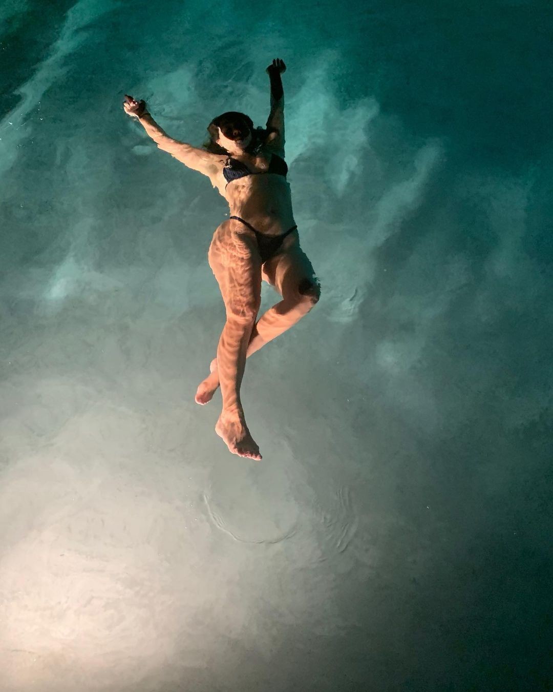 kourtney-kardashians-huge-ass-in-the-pool-thefappeningpro-2 kourtney kardashians huge ass in the pool thefappeningpro 2