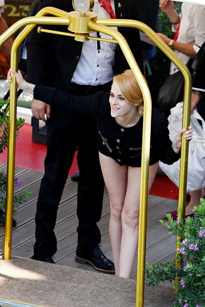 kristen-stewart-sexy-legs-in-venice-thefappening-cfd-17 Kristen Stewart Sexy Legs