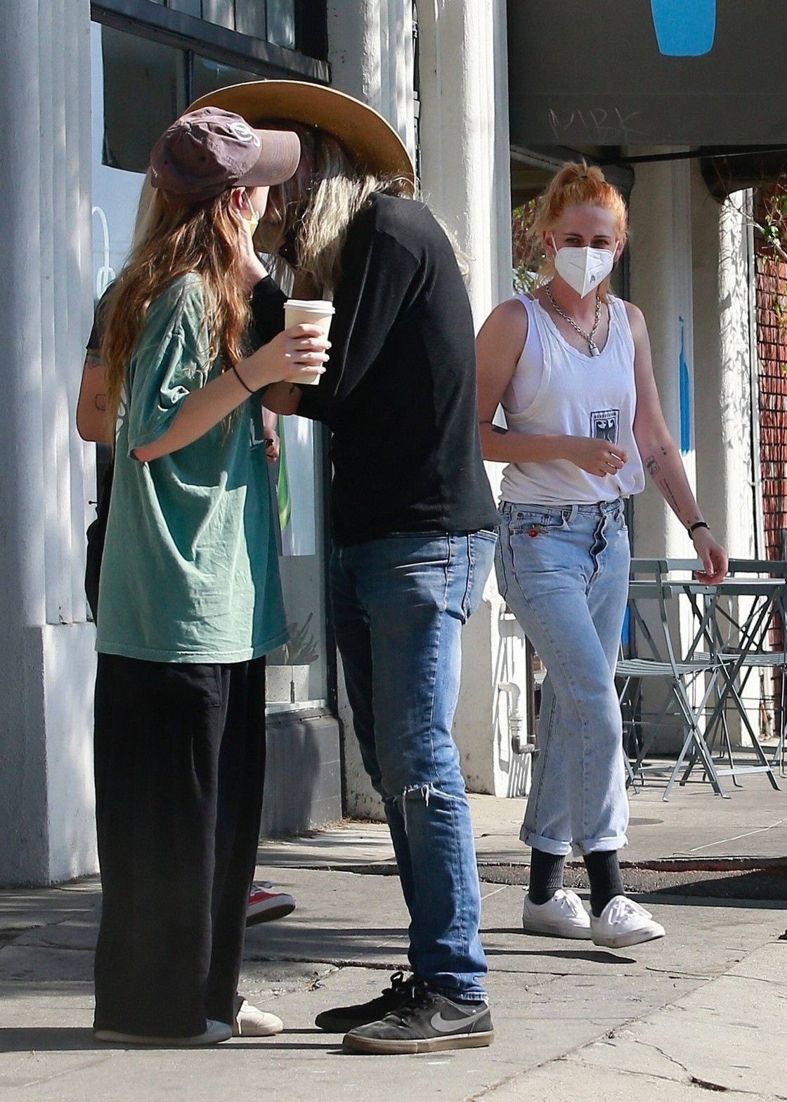 kristen-stewart-with-red-head-thefappening-cfd-5 Kristen Stewart With Red Hair Looks Accusingly At The Kissing Couple