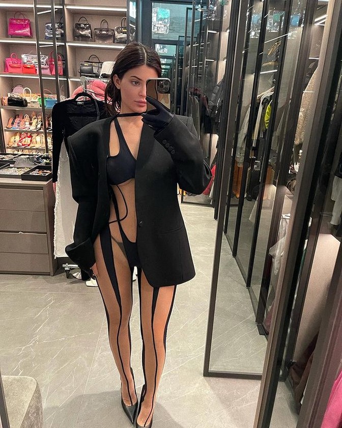 kylie-jenner-in-nude-jumpsuit-thefappening-cfd_-1 Kylie Jenner In Nude Jumpsuit
