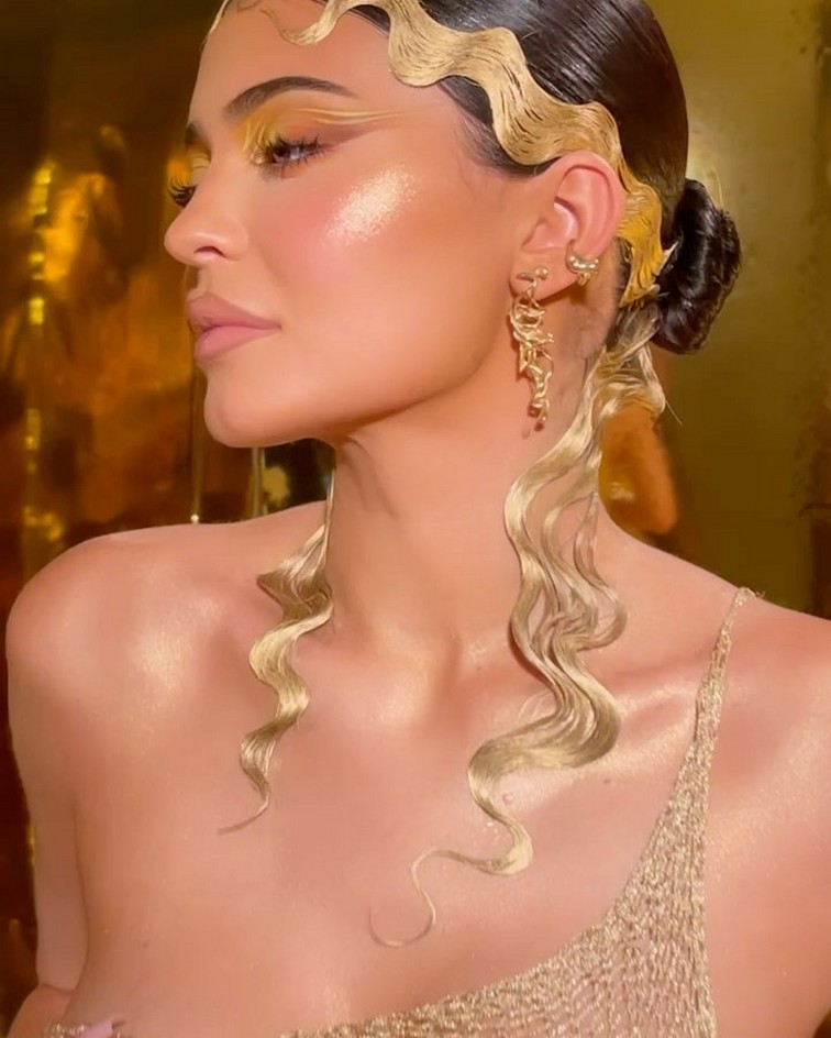 kylie-jenner-topless-in-gold-makeup-thefappening-cfd-3 kylie jenner topless in gold makeup thefappening cfd 3