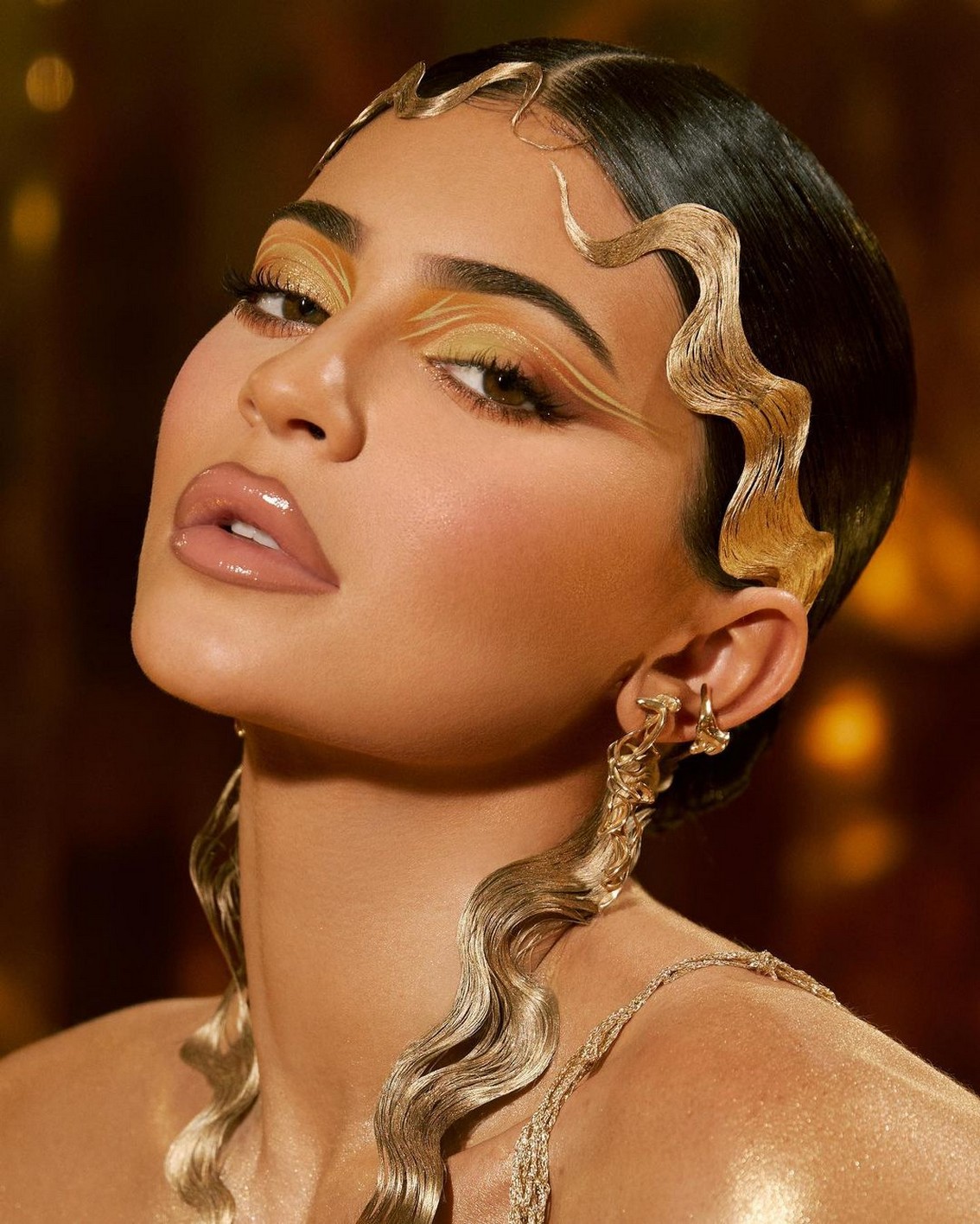 kylie-jenner-topless-in-gold-makeup-thefappening-cfd-4 Kylie Jenner New Gold Makeup
