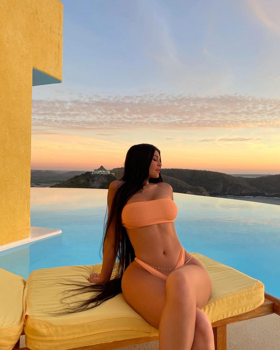 kylie-jenners-extremely-wide-hips-in-a-peach-bikini-thefappening-cfd-1 kylie jenners extremely wide hips in a peach bikini thefappening cfd 1