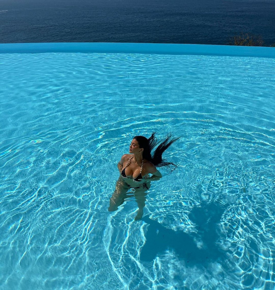 kylie-jenners-extremely-wide-hips-in-a-peach-bikini-thefappening-cfd-4 kylie jenners extremely wide hips in a peach bikini thefappening cfd 4