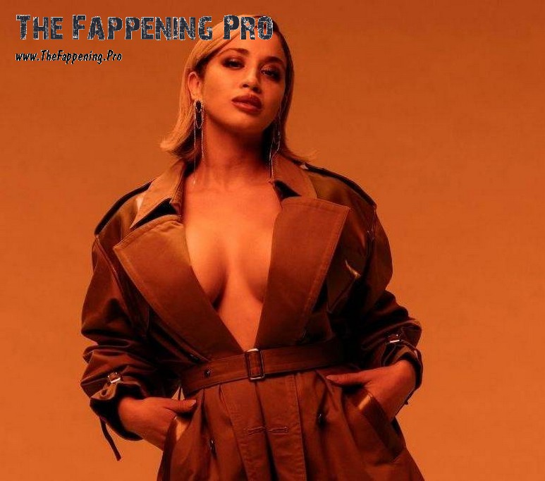 la-zarra-nude-sexy-thefappening-cfd-8 La Zarra Tits In Deep Cleavage