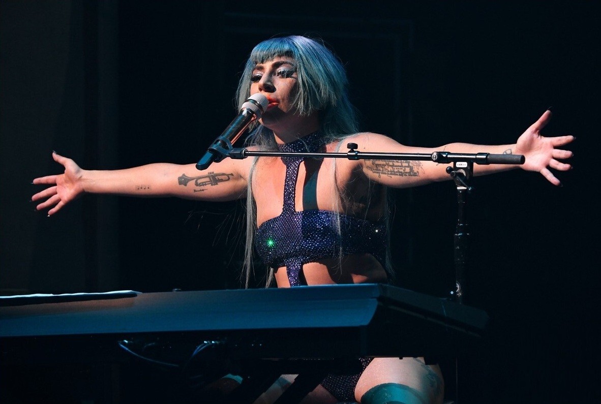 lady-gaga-sexy-enigma-show-4 Lady Gaga Fappening