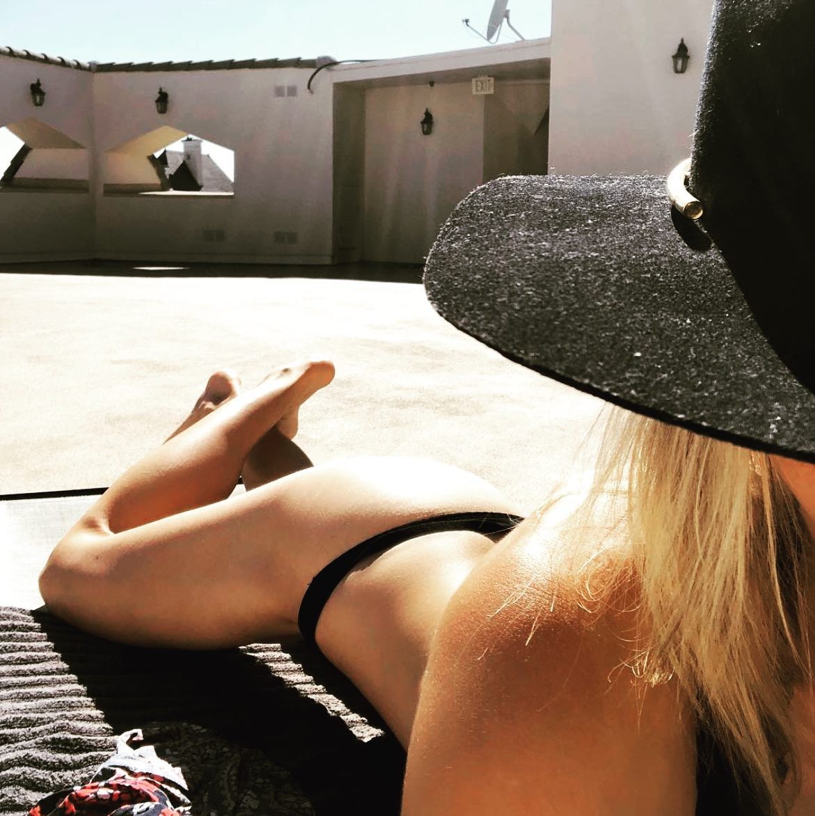 laura-vandervoort-barefoot-thefappening-cfd-1 Laura Vandervoort Sexy Feet
