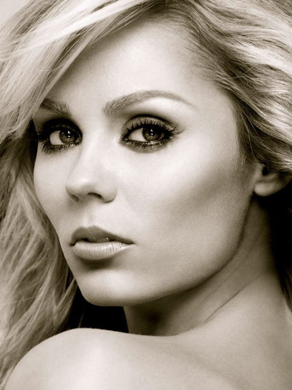laura-vandervoort-naked-sexy-17 laura vandervoort naked sexy 17