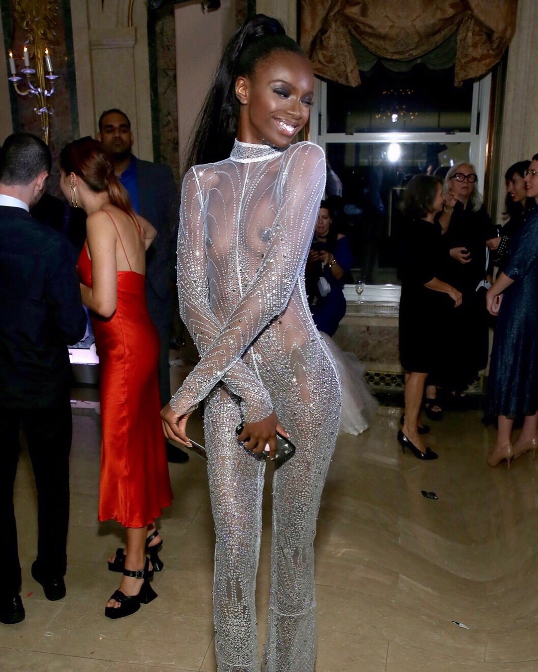 leomie-anderson-topless-tiny-tits-10 leomie anderson topless tiny tits 10