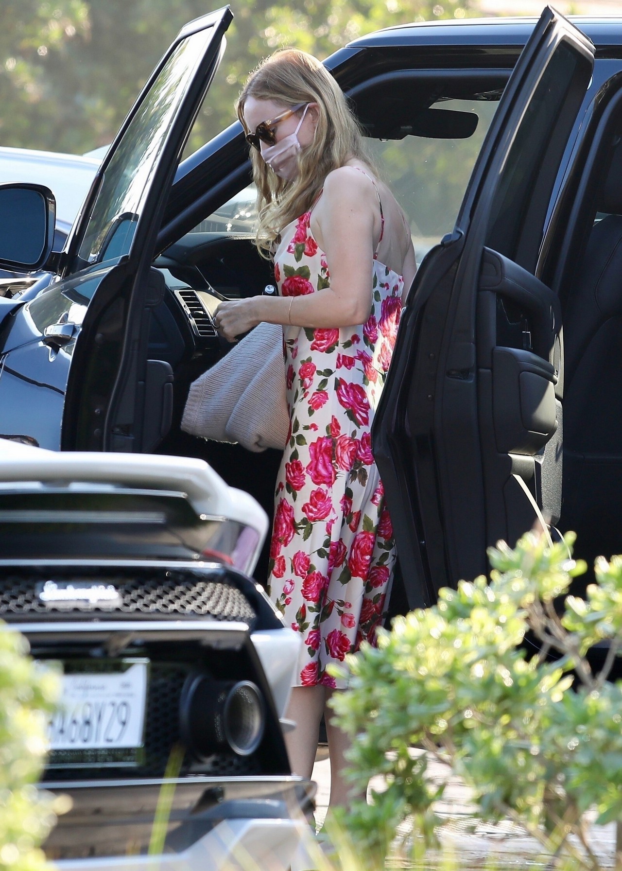 leslie-mann-upskirt-and-braless-thefappening-cfd-3 leslie mann upskirt and braless thefappening cfd 3