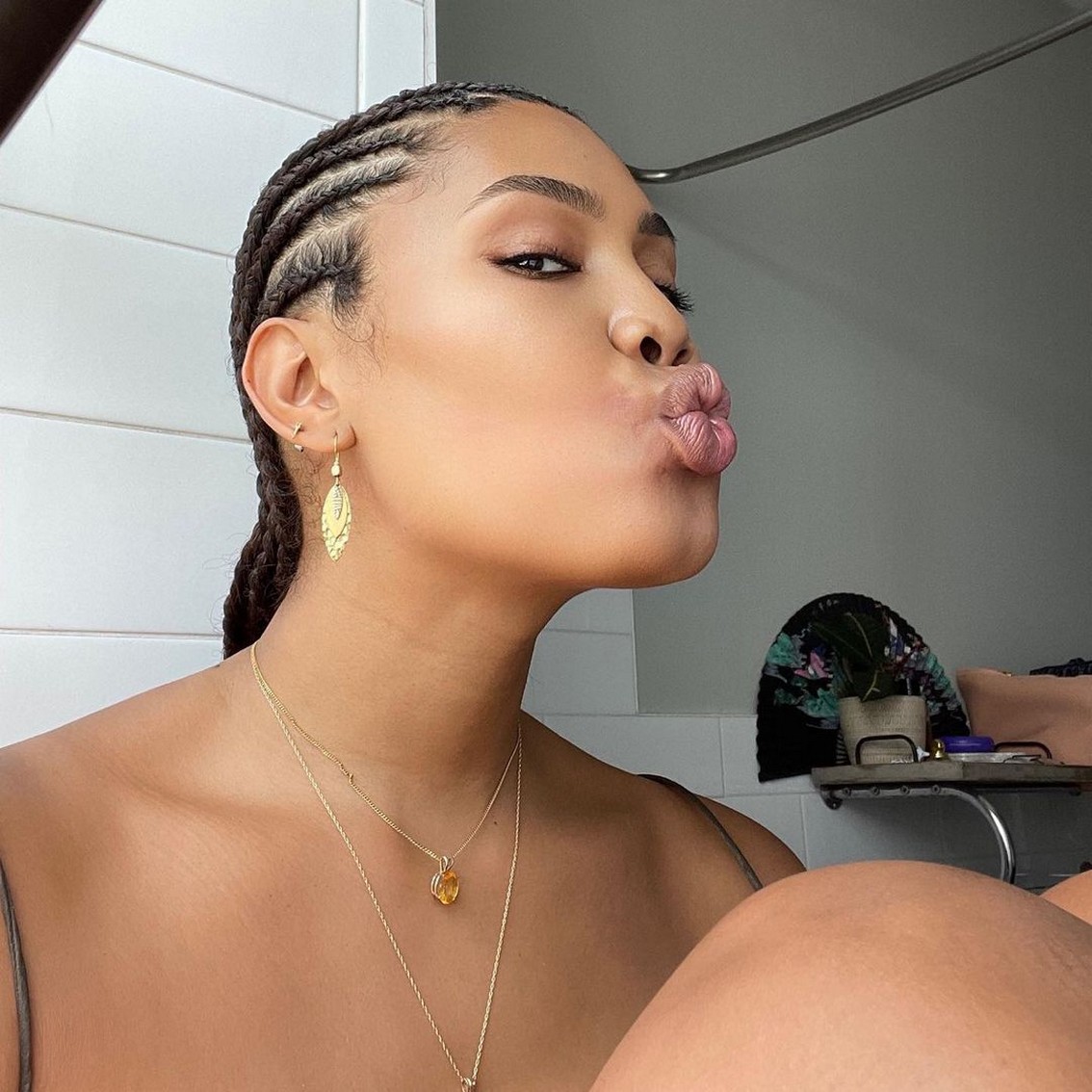 leyna-bloom-fappening-selfie-thefappening-cfd-9 Leyna Bloom Hot On Selfie